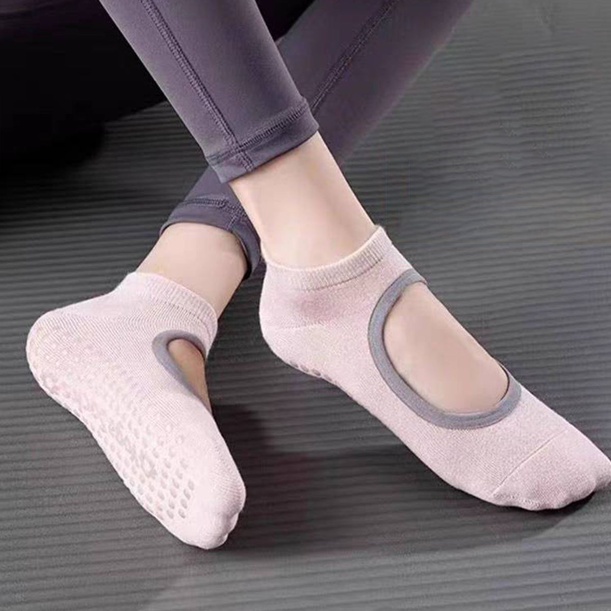Non-Slip Yoga Socks for Women  - مراجعة Pilates With Yoga وسعره